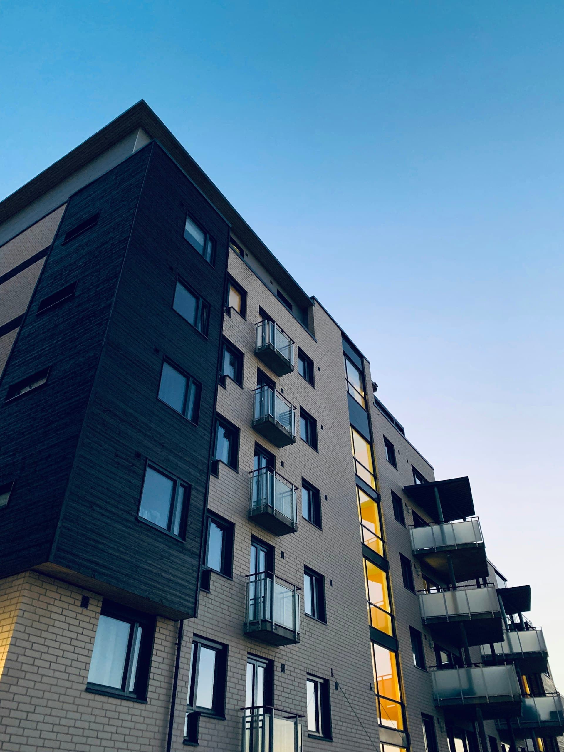 空に伸びるマンションの外観